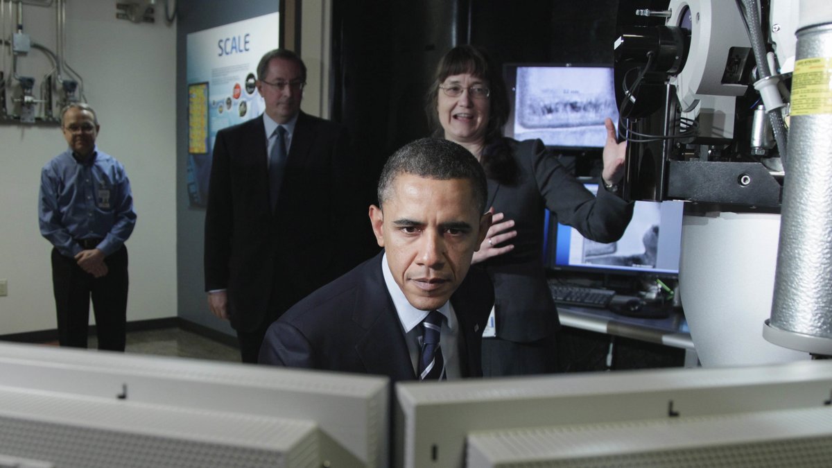 Obama gillar att hänga framför datorn.