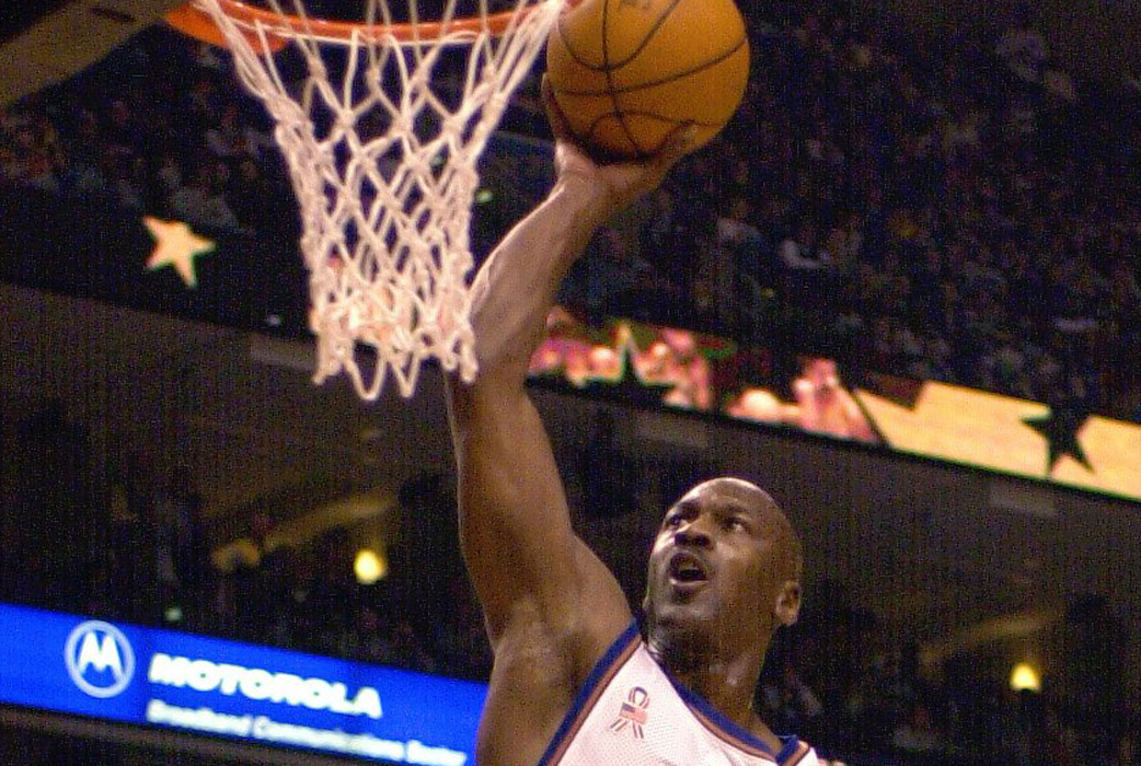 En man från Oregon vid namn Allen Heckard stämde år 2006 basketstjärnan Michael Jordan och hans sponsor Nike. Heckard ville ha 832 miljoner dollar eftersom han led något oerhört eftersom han ansåg att han var så lik Jordan. Heckard, som "bara" är 182 centimeter lång i jämförelse med Jordans 198 centimeter, sa att han fick mycket "smärtsamt mycket uppmärksamhet som gjorde att han led". Stämningen lades ner. En man från Oregon vid namn Allen Heckard stämde år 2006 basketstjärnan Michael Jordan och hans sponsor Nike. Heckard ville ha 832 miljoner dollar eftersom han led något oerhört eftersom han ansåg att han var så lik Jordan. Heckard, som "bara" är 182 centimeter lång i jämförelse med Jordans 198 centimeter, sa att han fick mycket "smärtsamt mycket uppmärksamhet som gjorde att han led". Stämningen lades ner.