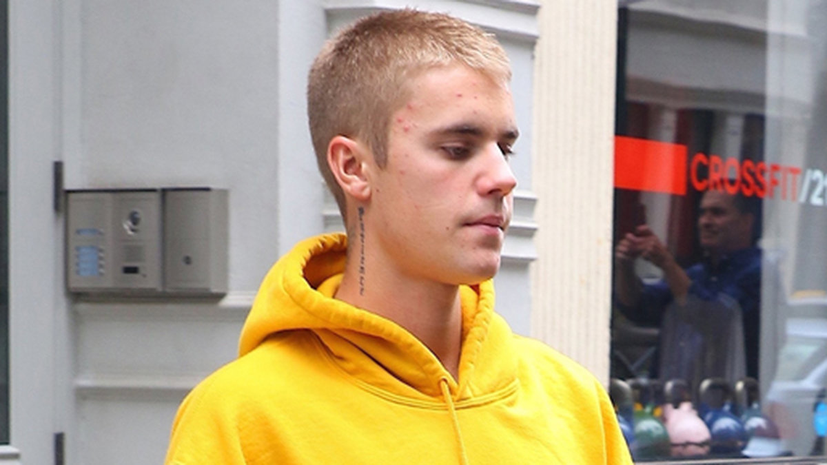 Justin Bieber piggar upp i en citrongul munkis i New York.