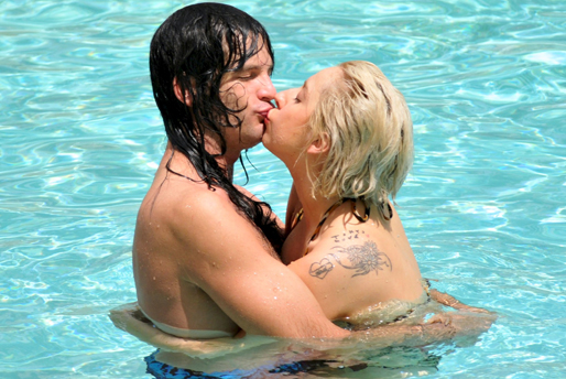 Lady Gaga kysser sin Luc Carl i en pool.