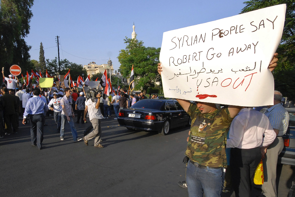 Den 18 maj 2011 tecknade USA en verkställande order om sanktioner som fryste Assads tillgångar inom USA och inom USA:s jurisdiktion. Här är några Assad-lojala som protesterar mot USA. Den 18 maj 2011 tecknade USA en verkställande order om sanktioner som fryste Assads tillgångar inom USA och inom USA:s jurisdiktion. Här är några Assad-lojala som protesterar mot USA.