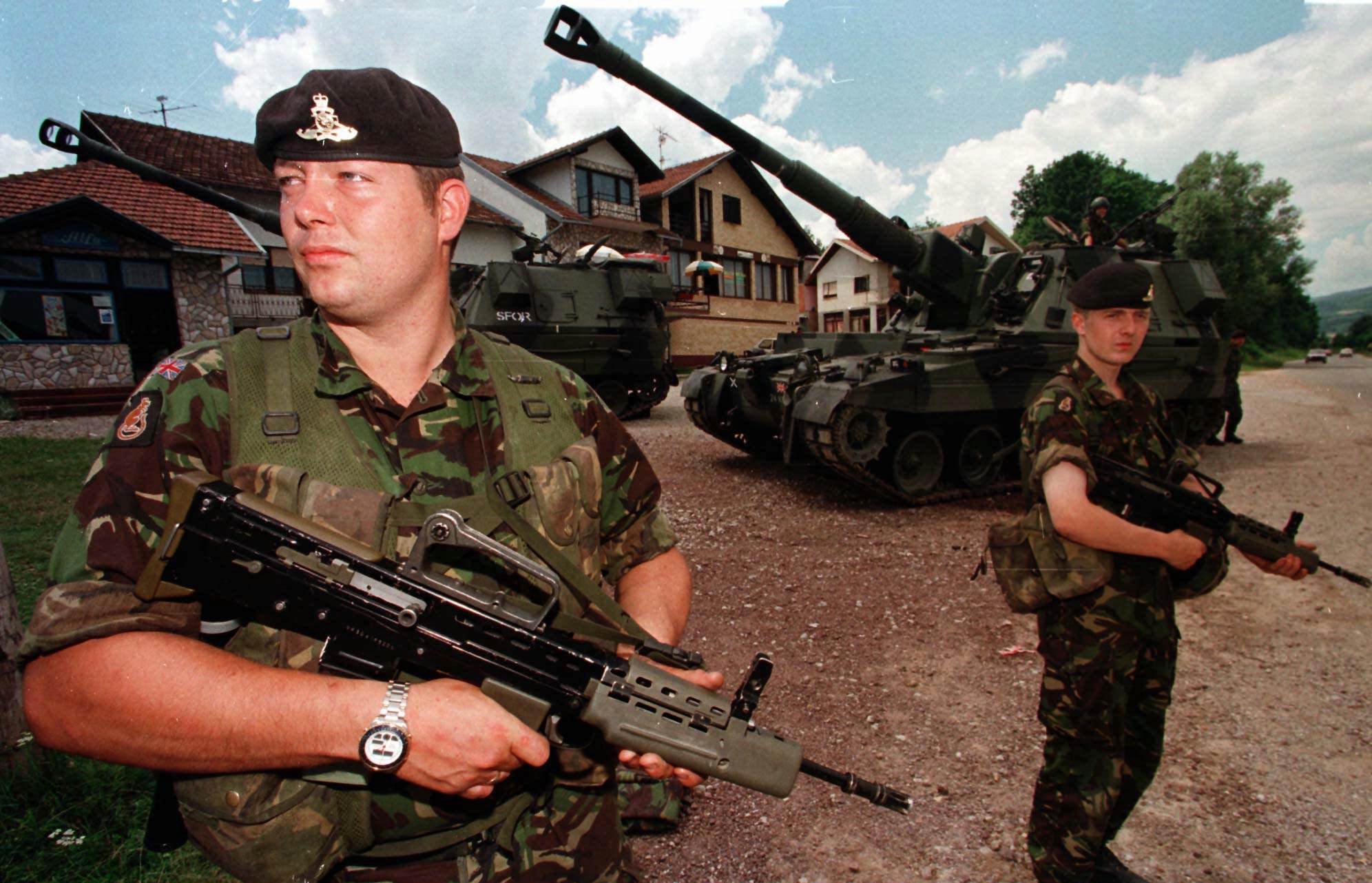 Nato gav sitt stöd till Bosnier och albaner och kunde med sin överlägsna militära styrka besegra de serbiska trupperna. 