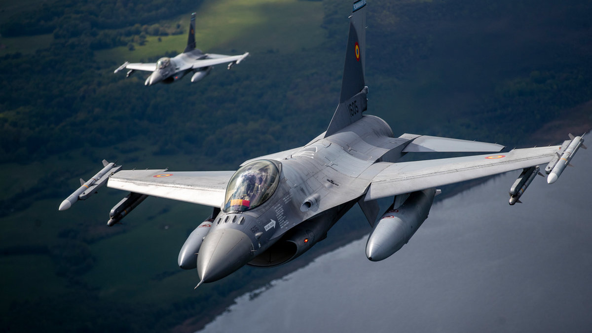 Ukraina uppger att landet kommer att få ett 'betydande antal' F-16. På bilden syns två plan tillhörande Portugals flygvapen. Arkivbild.