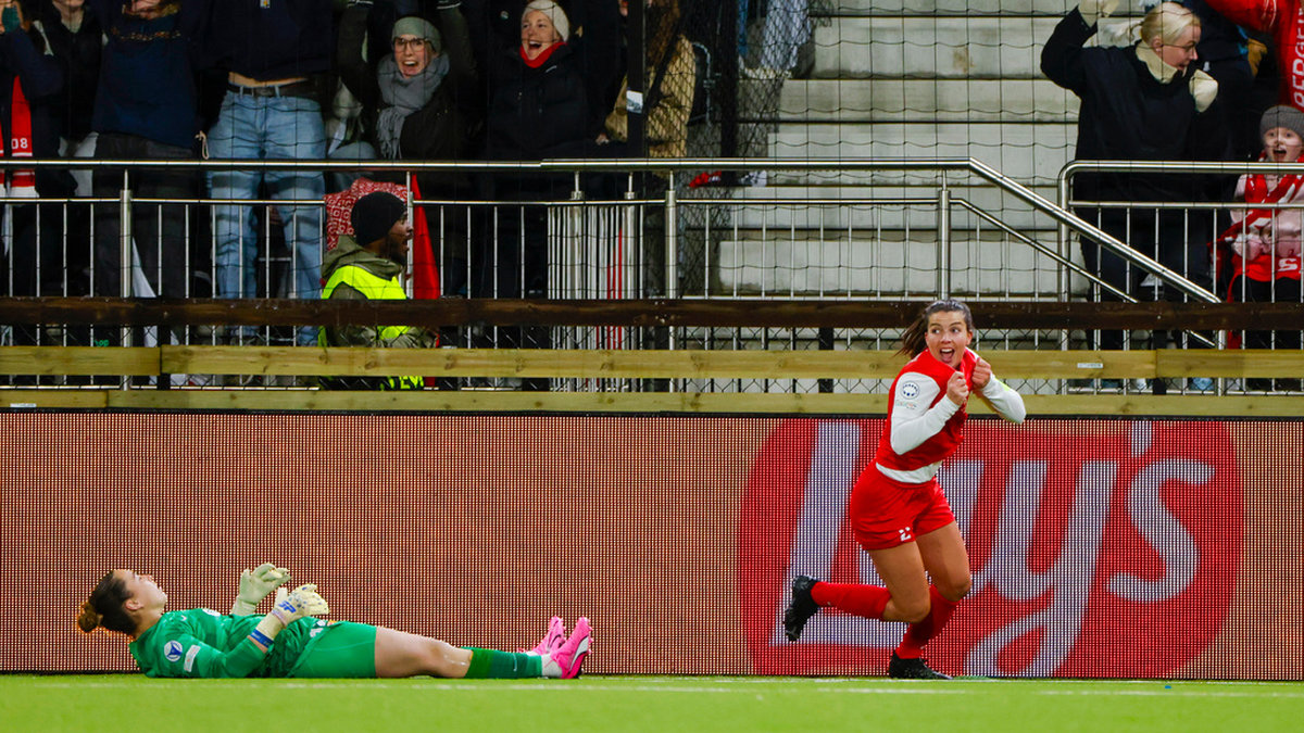 Cecilie Kvamme jublar efter sitt 1–1-mål hemma mot Barcelona, men bortalaget vann till slut med 2–1 i den första kvartsfinalen av Champions League.