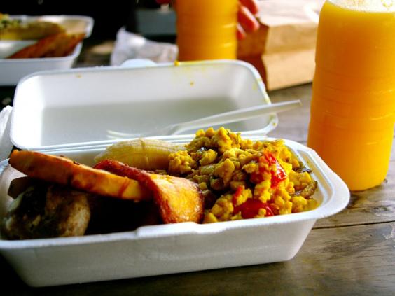 JAMAICA. En storfavorit här är "ackee". Det är en slags frukt som ser ut som äggröra när den tillagas. Till ackeen serveras ofta saltad fisk och färsk frukt. JAMAICA. En storfavorit här är "ackee". Det är en slags frukt som ser ut som äggröra när den tillagas. Till ackeen serveras ofta saltad fisk och färsk frukt.