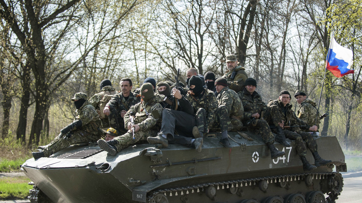 Ukrainsk pansarvagn med rysk flagga.