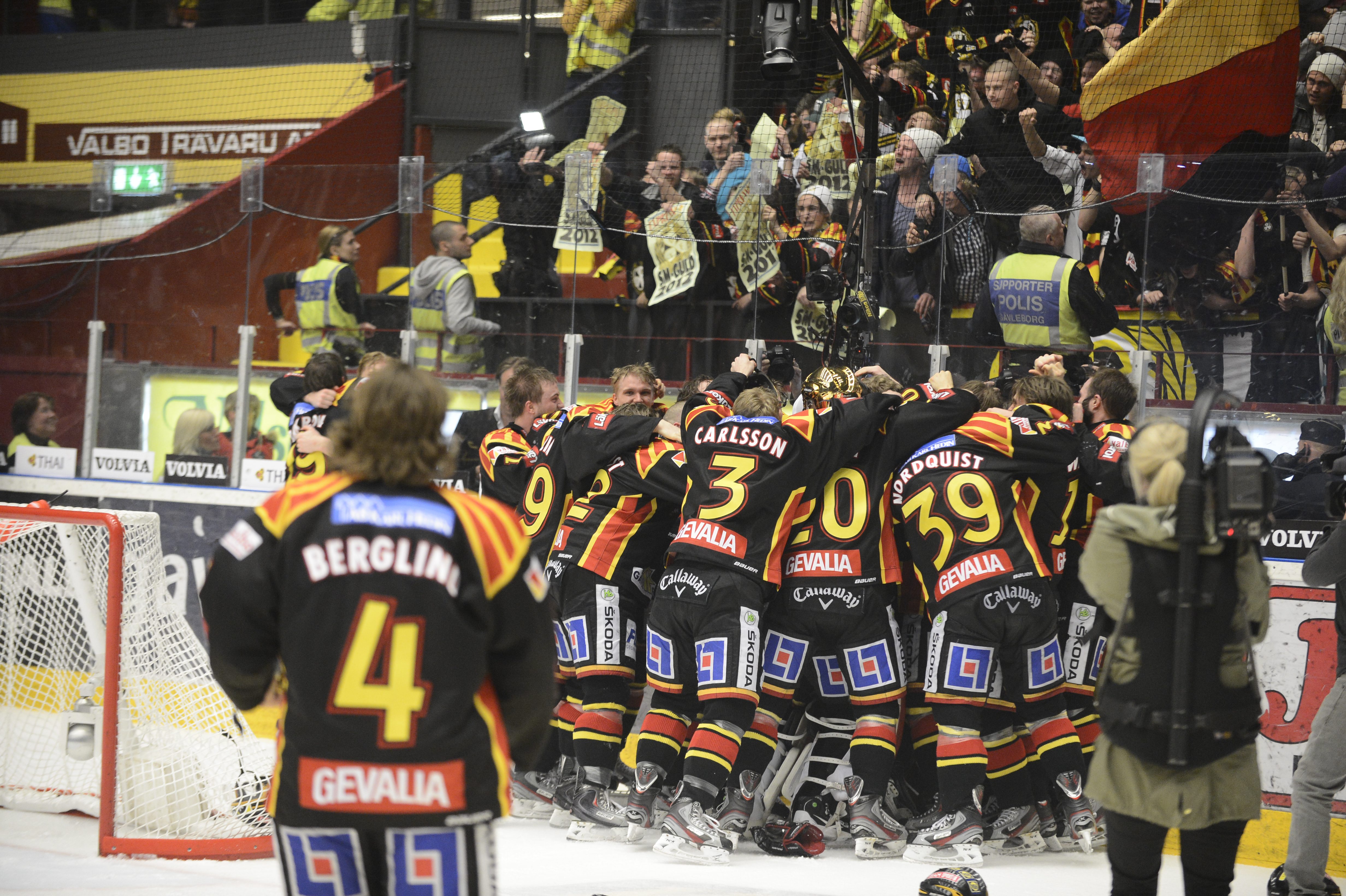 Nu väntar VM för vissa av spelarna - och en riktigt blöt fest för allihopa. Nu väntar VM för vissa av spelarna - och en riktigt blöt fest för allihopa.
