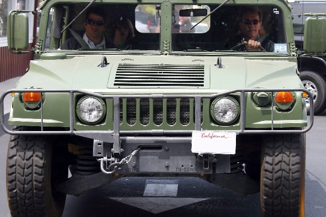 Såg ni bilen tidigare - en Hummer. Den USA-tokige Arnold var inte sen att införskaffa den amerikanska militärjeepen efter Gulfkriget. Bilen blev naturligtvis en succé och spreds som civilbil över världen. Såg ni bilen tidigare - en Hummer. Den USA-tokige Arnold var inte sen att införskaffa den amerikanska militärjeepen efter Gulfkriget. Bilen blev naturligtvis en succé och spreds som civilbil över världen.