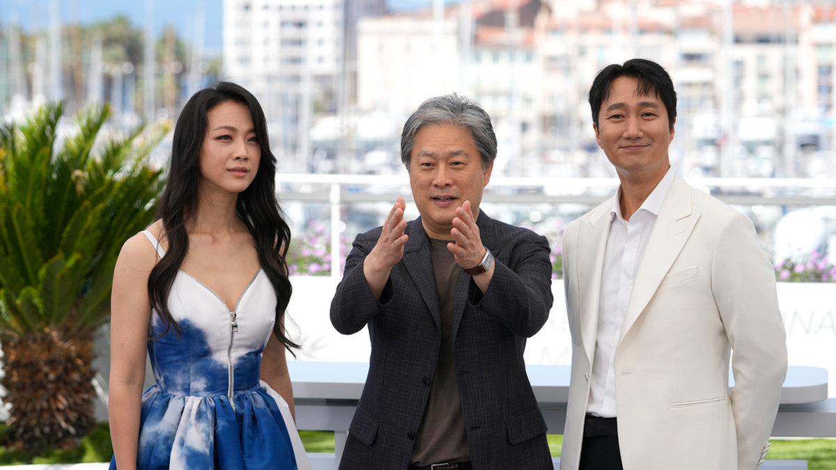 Park Chan-Wook i mitten, tillsammans med skådespelarna Tang Wei och Park Hae-Il på filmfestivalen i Cannes där 'Decision to leave' hade världspremiär. Arkivbild.