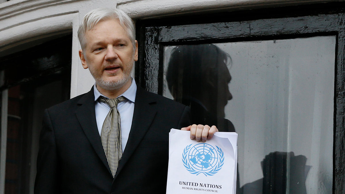 Julian Assange har sagt att han går med på utvisning till USA så länge Manning frisläpps.