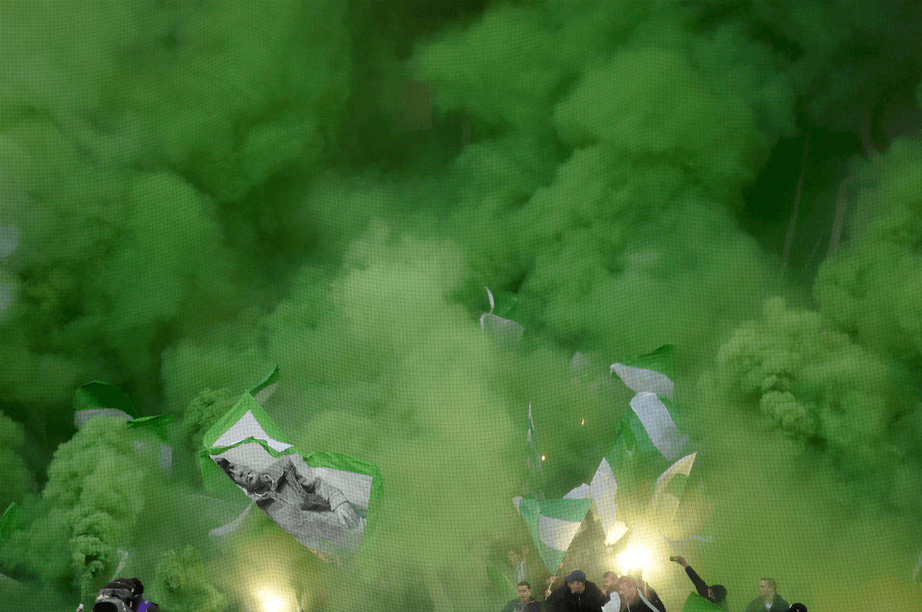 Hammarby-publiken gör sitt för att skapa stämning. Hammarby-publiken gör sitt för att skapa stämning.