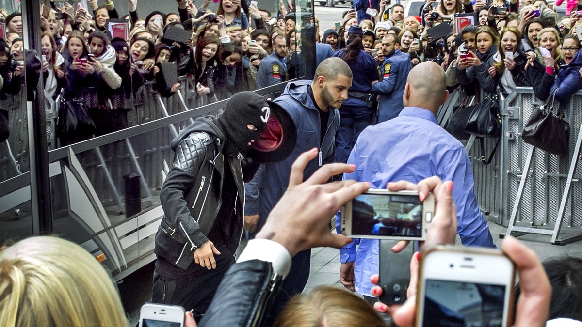 Justin Bieber anlände till Stockholm i en täckande mask.