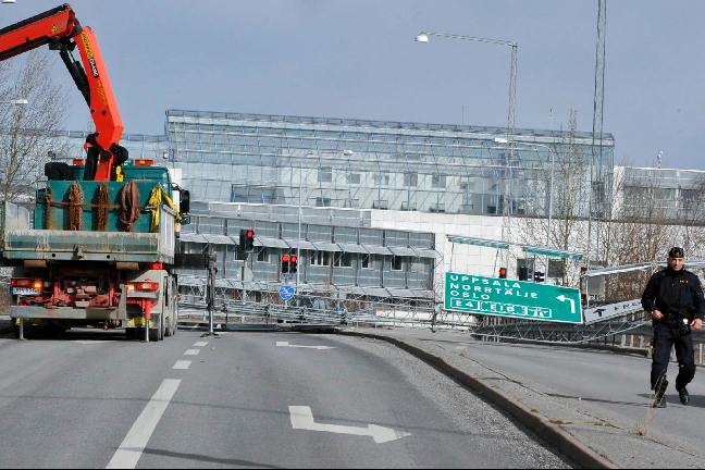 Trafikkaos: En kranbil arbetar med vägportal som blåst ner över en tillfart till Frösundaleden i Stockholm Trafikkaos: En kranbil arbetar med vägportal som blåst ner över en tillfart till Frösundaleden i Stockholm