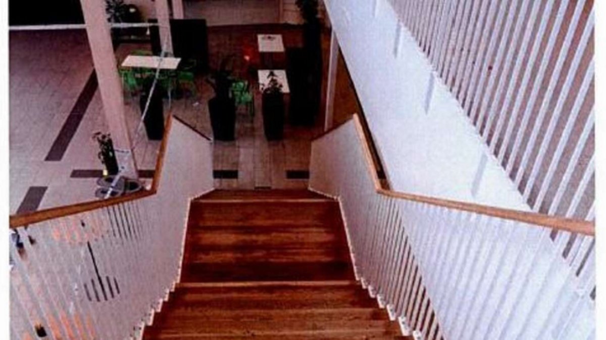 Polisen stod i toppen av den här trappan när de sköt Anton Lundin Pettersson.