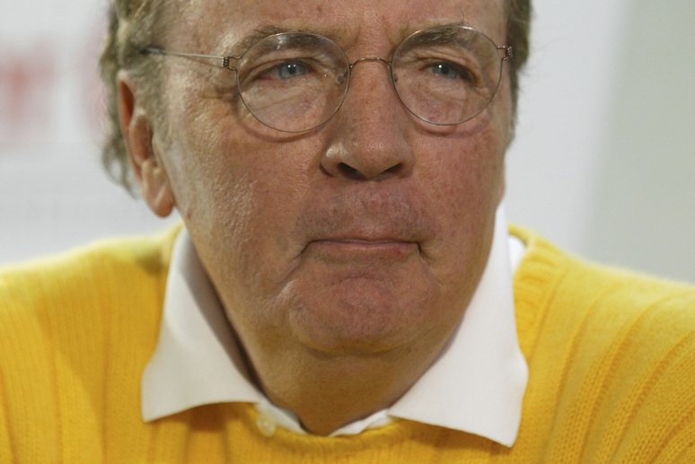 37. James Patterson, 65 år och en erkänd författare, bara under 2011 släppte han 14 böcker. 37. James Patterson, 65 år och en erkänd författare, bara under 2011 släppte han 14 böcker.