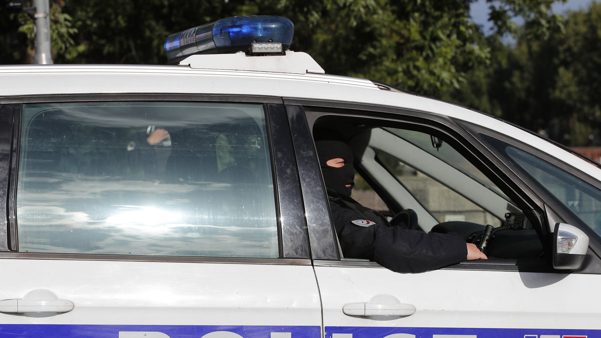 En kvinnlig polis har blivit knivhuggen till döds i Rambouillet.