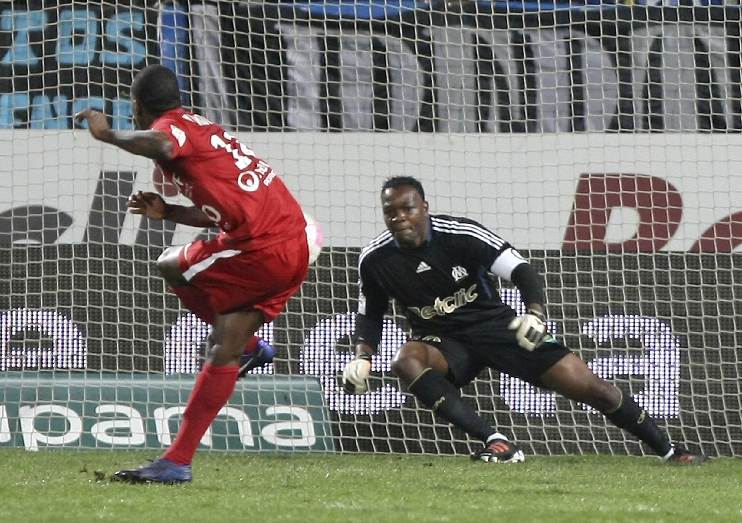 Målvakten Steve Mandanda (Marseille) och... Målvakten Steve Mandanda (Marseille) och...