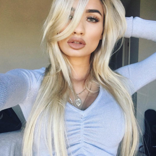 Pia Mia Perez tar en selfie. Pia Mia Perez tar en selfie.