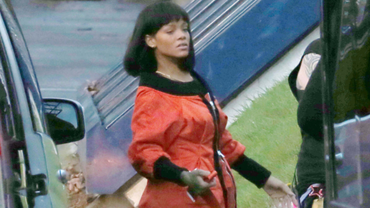 Rihanna anländer till Drakes spelning i Paris. 