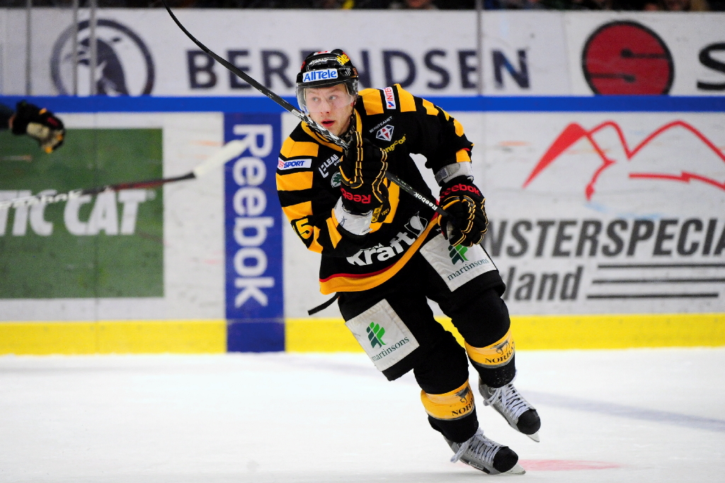 Ser du Oscar Möllers dra i väg ett slagskott? Ducka. Den här spelaren är känd för sina hårda skott och rappa handleder. Ser du Oscar Möllers dra i väg ett slagskott? Ducka. Den här spelaren är känd för sina hårda skott och rappa handleder.