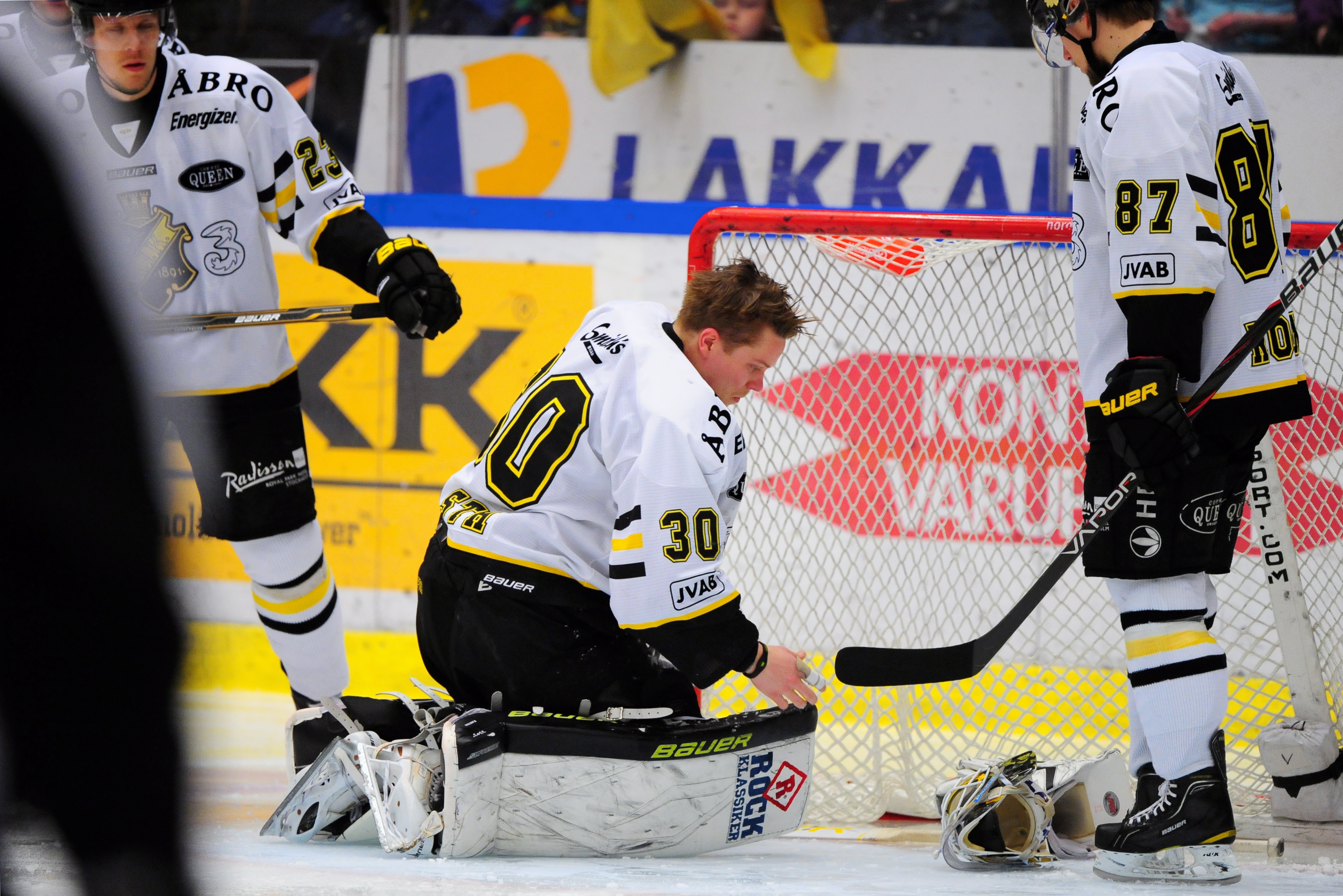 Viktor Fasth fick släppa fyra mål förbi sig innan han blev utbytt i tredje perioden. Viktor Fasth fick släppa fyra mål förbi sig innan han blev utbytt i tredje perioden.