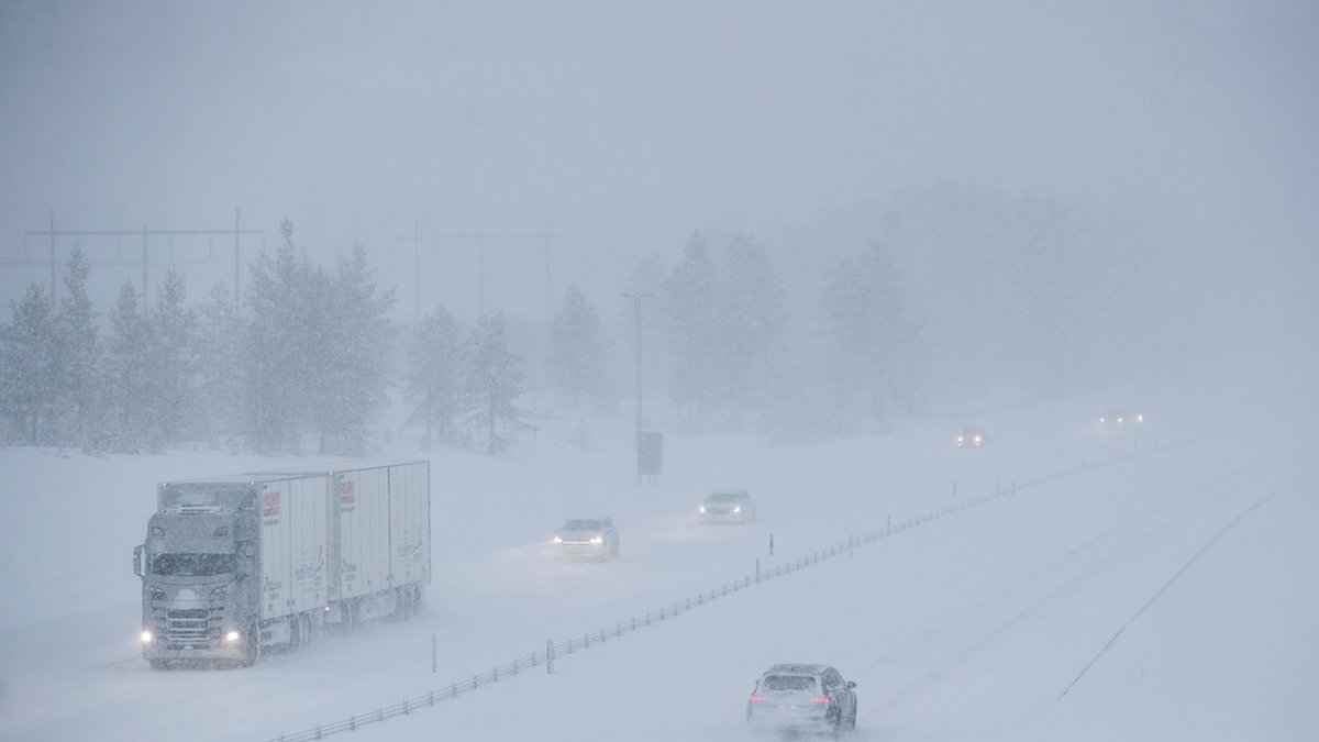 Det kan bli trafikproblem i västra Götaland, sydöstra Östergötland och östra Svealand under tisdagen på grund av snöfall och hårda vindar. Arkivbild.