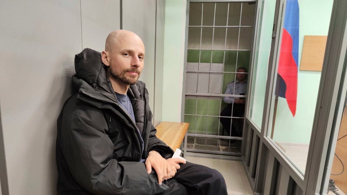 Den ryske journalisten Sergej Karelin i rättssalen i regionen Murmansk i norra Ryssland.