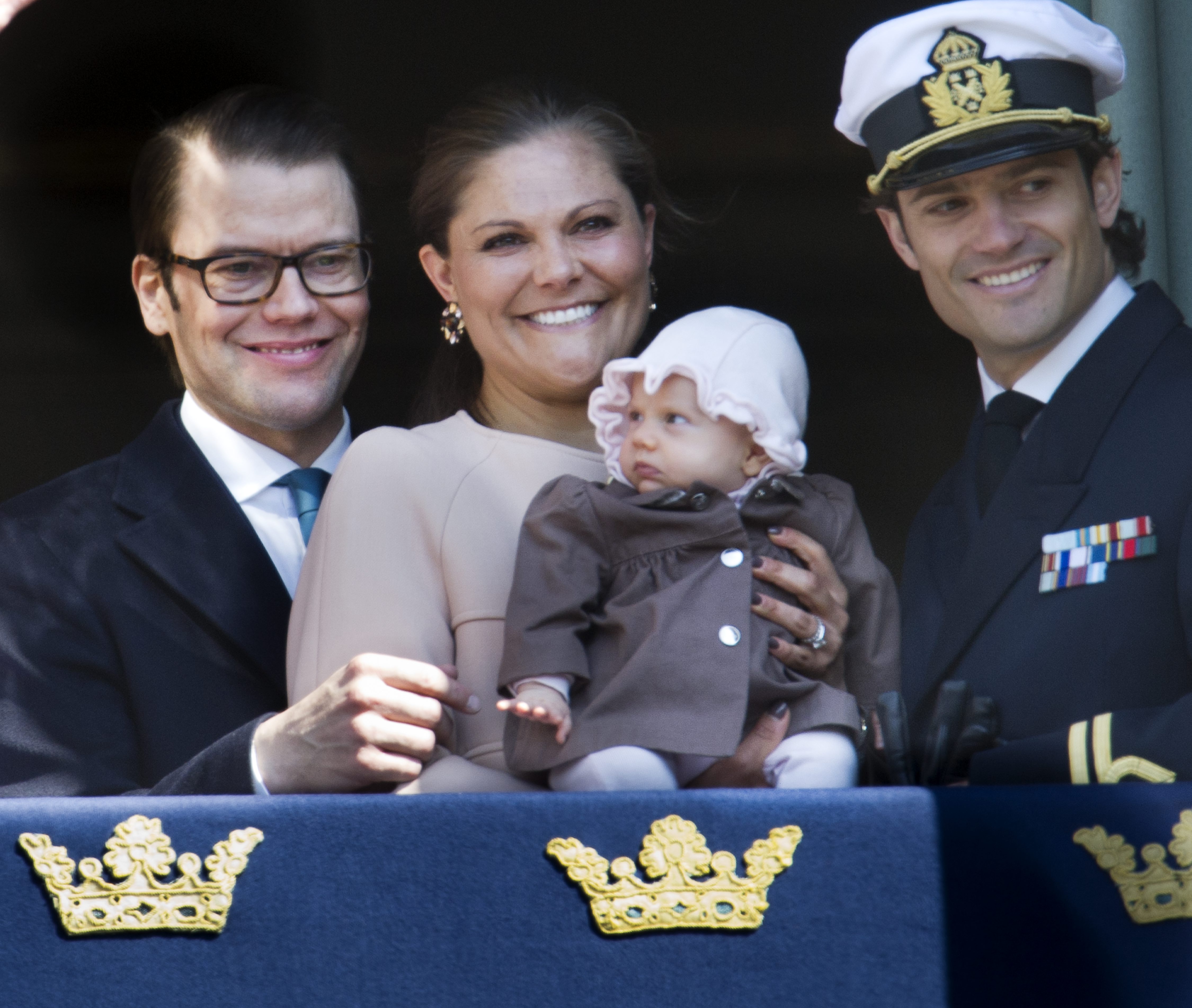 Här är han med och visar upp sin första systerdotter. Här är han med och visar upp sin första systerdotter.