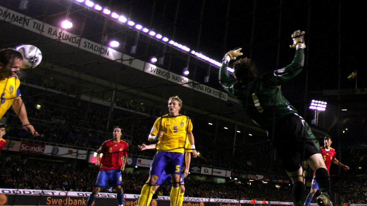 2006: Tobias Linderoth gör en räddning på mållinjen mot Spanien.