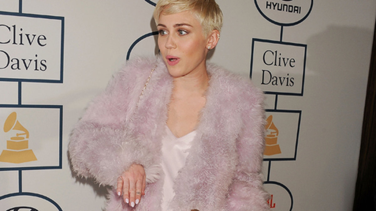 Miley i rosa fluffig päls på Grammygalans förfest.