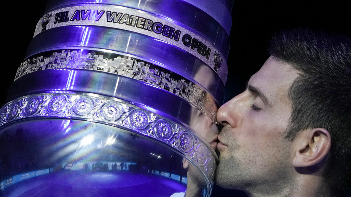 Novak Djokovic kysser pokalen efter att ha vunnit ATP-turneringen i Tel Aviv.