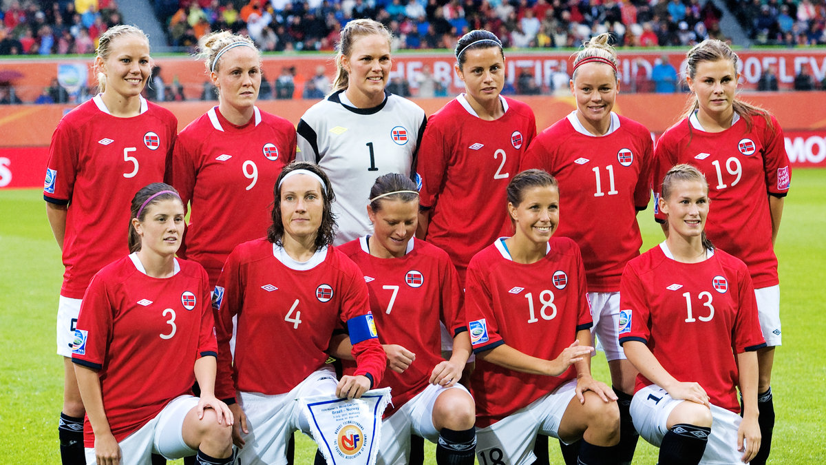 Larsen Kaurin var med och spelade VM för Norge 2011. Hon bär nummer elva. 