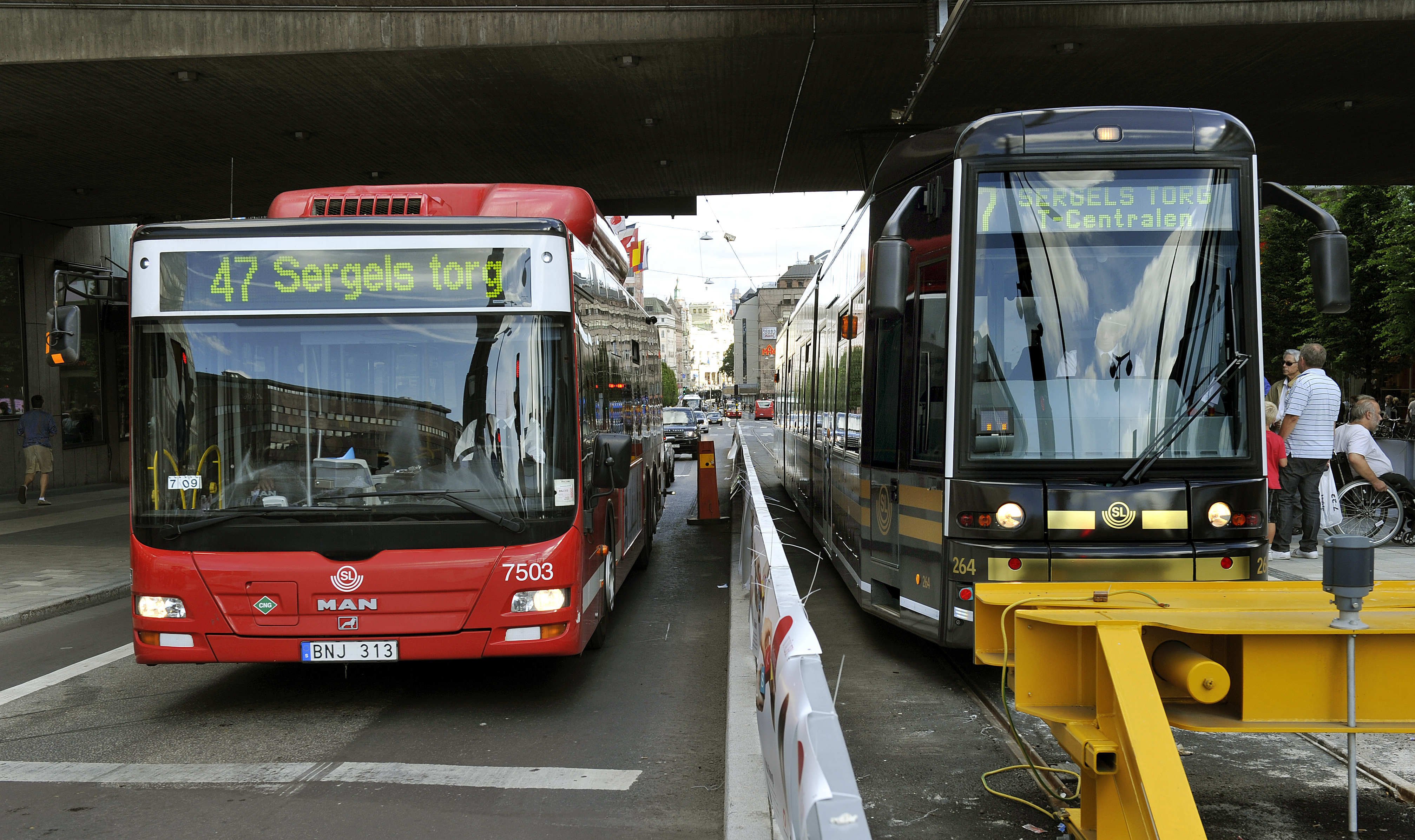 Buss eller spårvagn - vad är egentligen bäst, effektivast och billigast för Stockholms invånare?