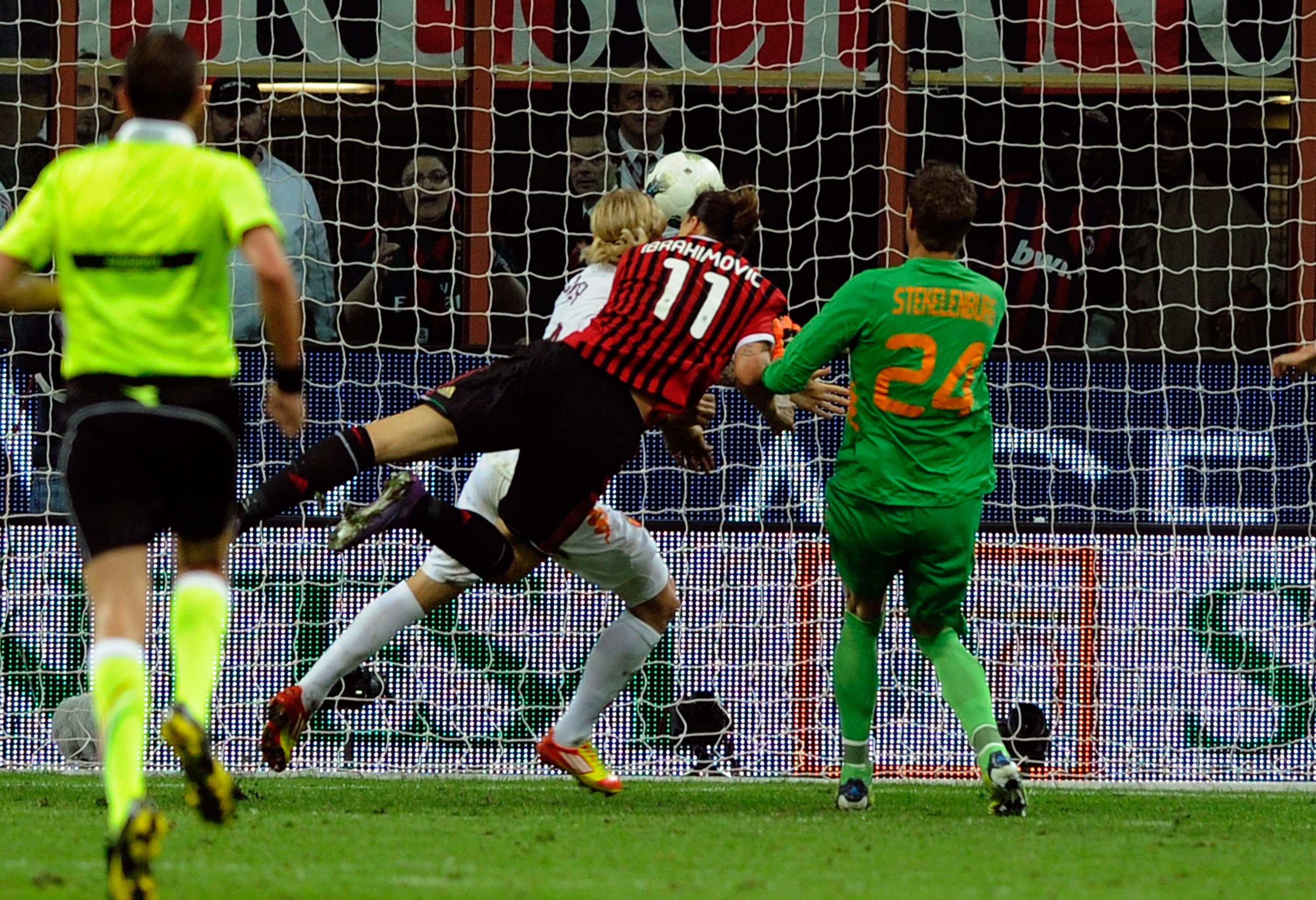 Zlatan stänkte in Milans båda mål när de vann med 2-1 mot gästande Roma.