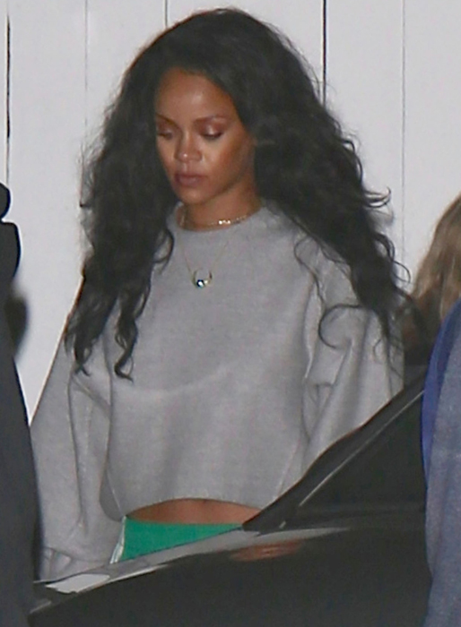 Rihanna lämnar en restaurang i Los Angeles. Rihanna lämnar en restaurang i Los Angeles.