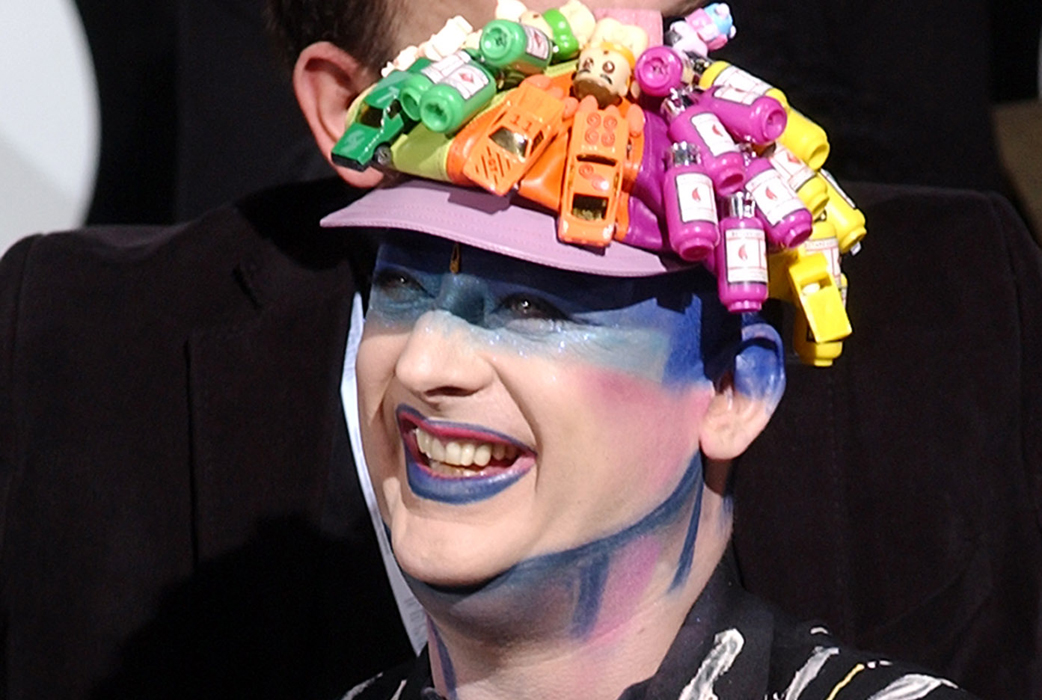 Boy George – glad i hatten. Till sin omgivnings missnöje, kanske vi bör tillägga. Boy George – glad i hatten. Till sin omgivnings missnöje, kanske vi bör tillägga.