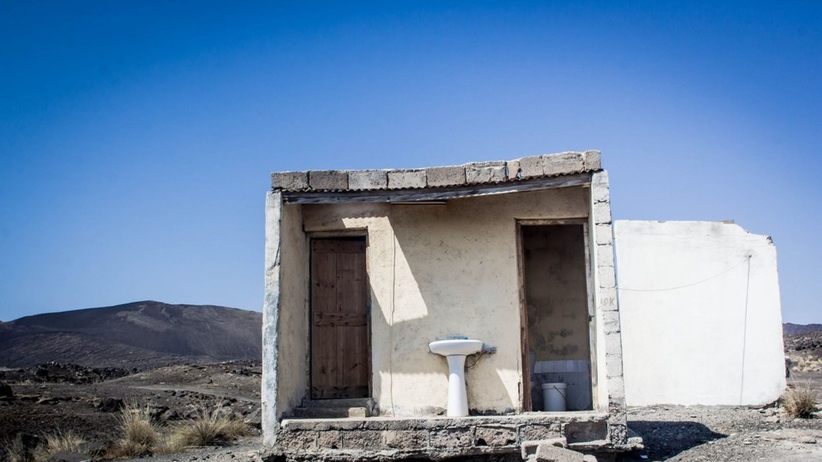 Sparsamt men så elegant i sin tillvaro finns den här toaletten i Djibouti.