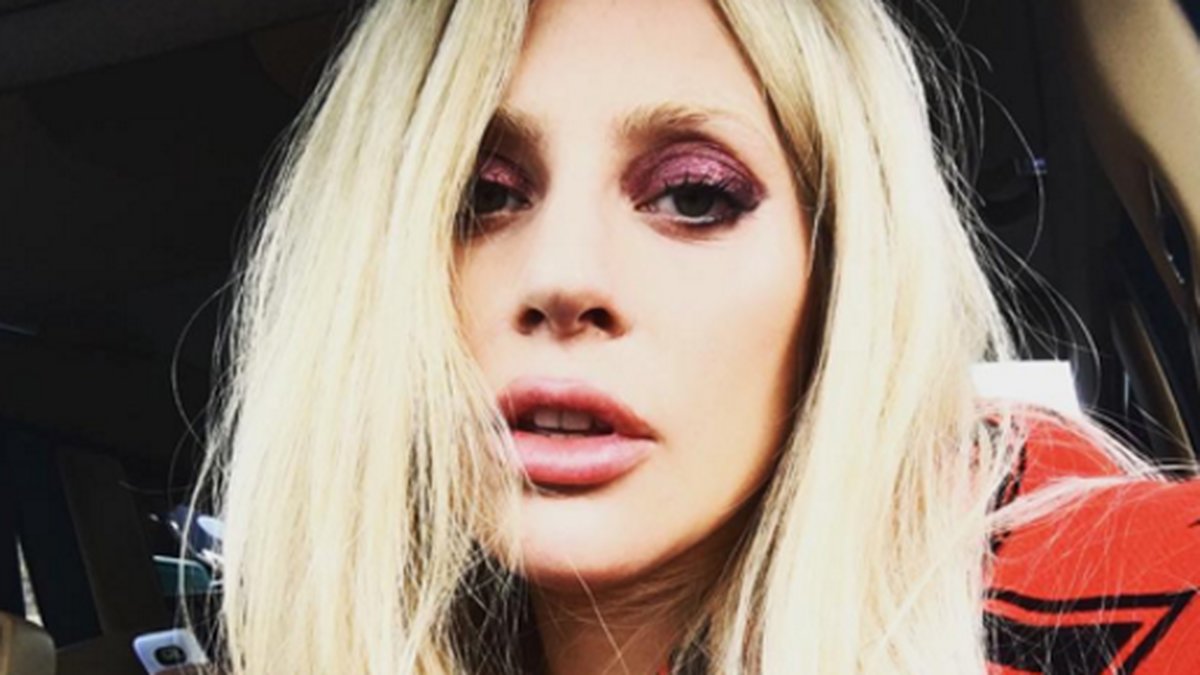 Grymma Lady Gaga bjuder på en selfie.