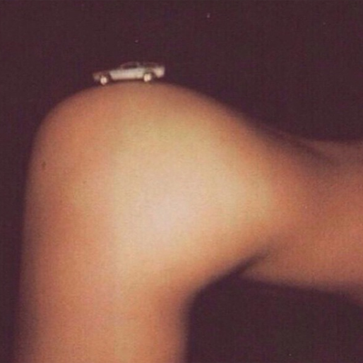 Kendall Jenner har varit kreativ och ställt en leksaksbil på sin rumpa. Kendall Jenner har varit kreativ och ställt en leksaksbil på sin rumpa.