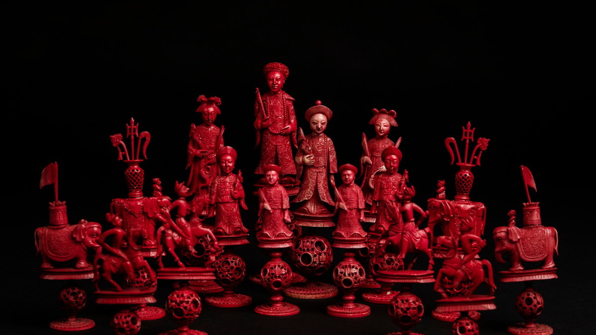 Kinesiska schackpjäser av rödfärgat elfenben. Pressbild.