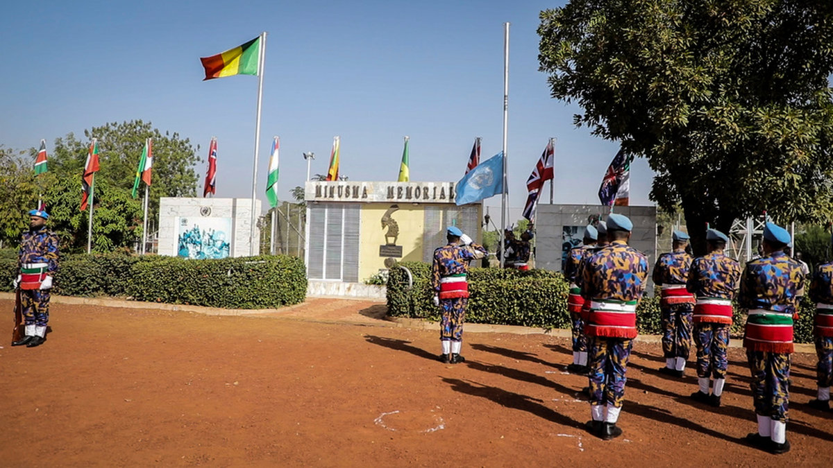 FN-soldater från Minusma halade flaggan under en ceremoni i Bamako i mitten av december. Arkivbild.