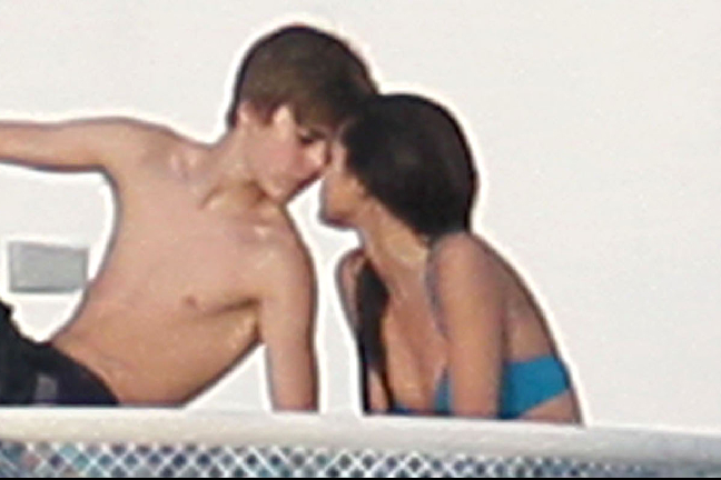 Fansen rasade på bilderna när Justin Bieber kysser sin flickvän, Selena Gomez. 