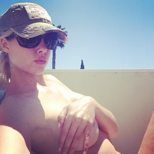 Heather Ray Young chillar vid poolen.
Heather Ray Young chillar vid poolen.