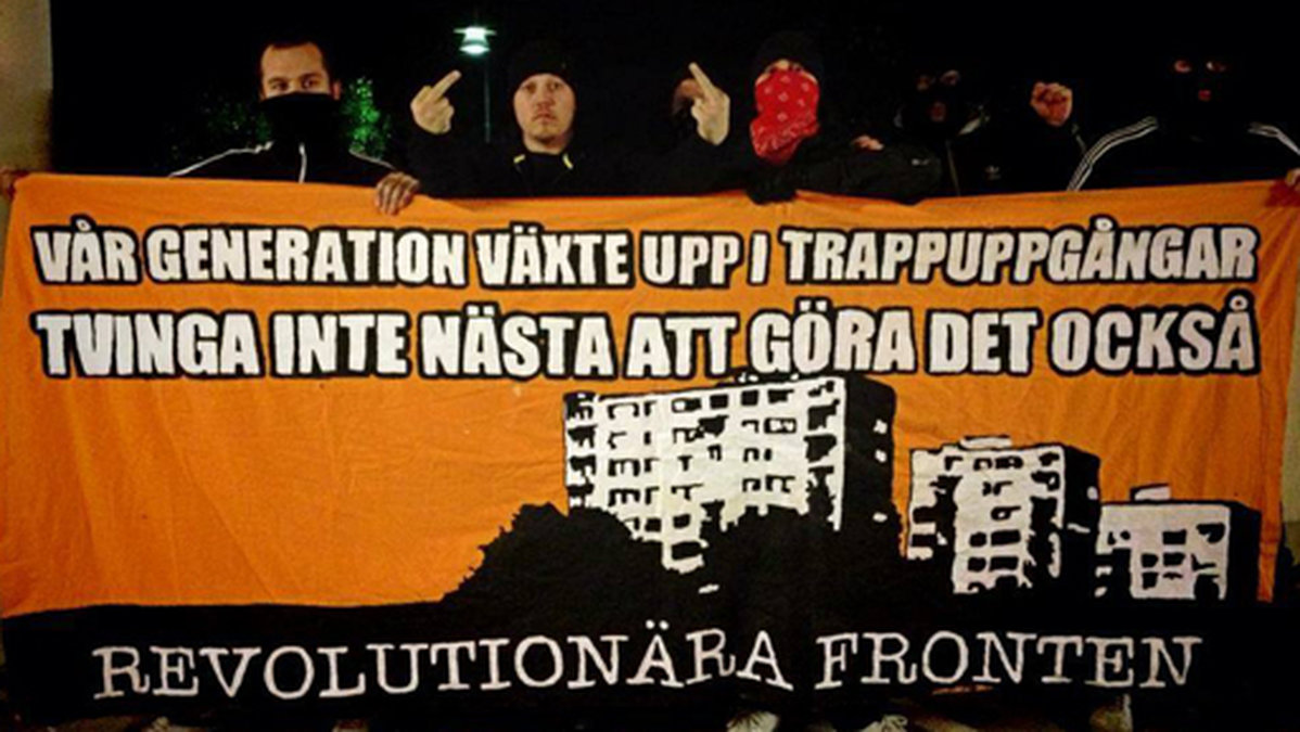Sebbe Stakset med en banderoll från Revolutionära Fronten. 