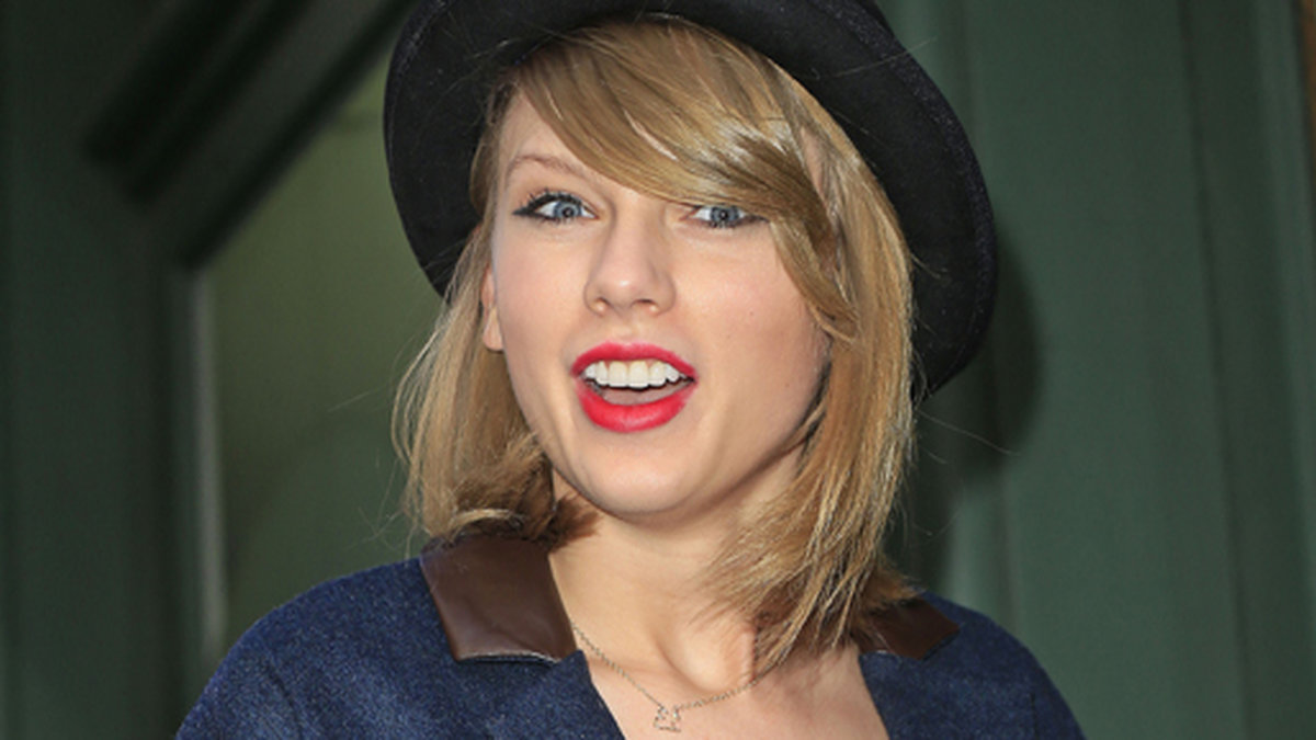 Taylor Swift i svart hatt. 
