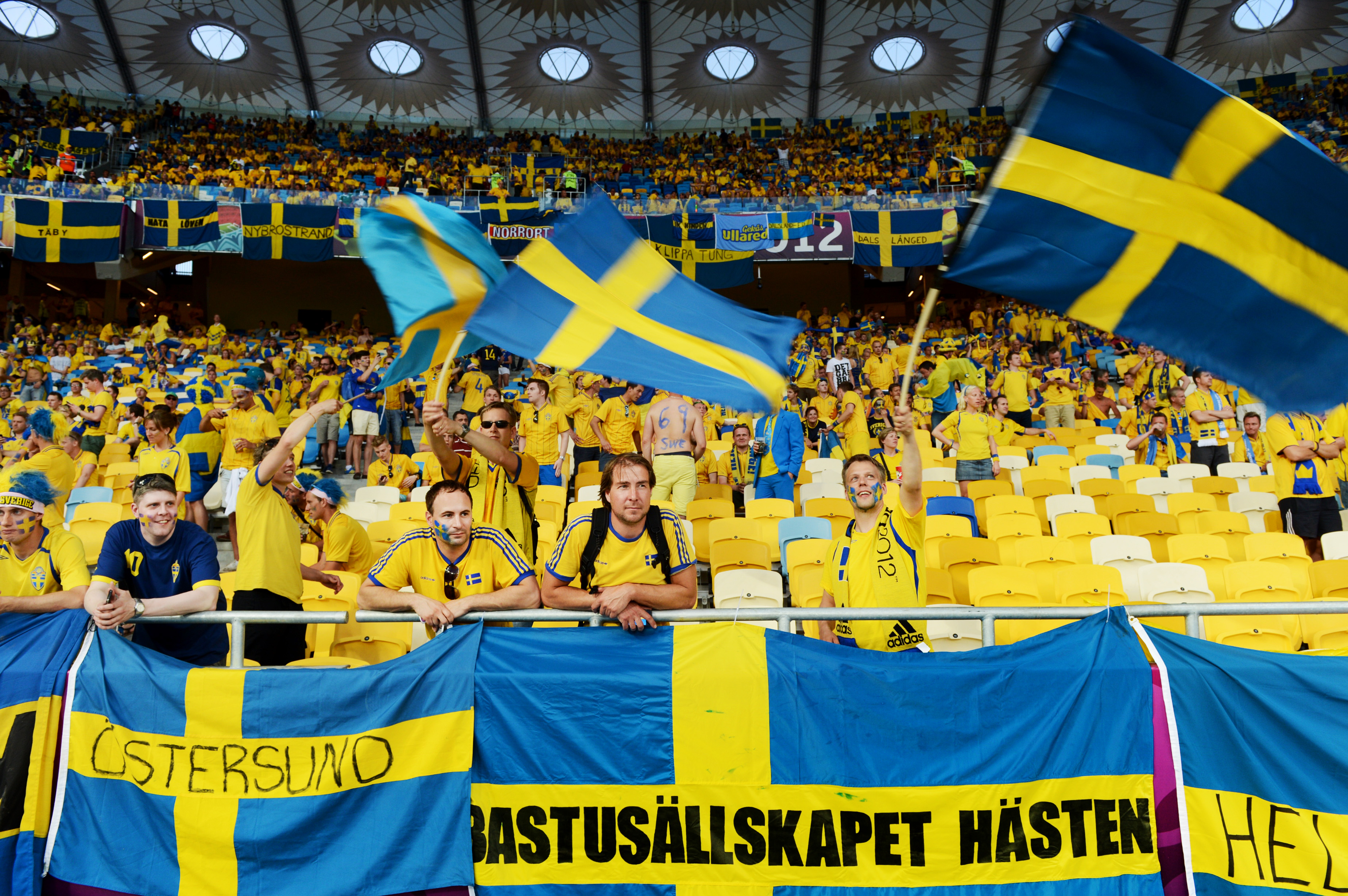 Enligt uppgifter ska mellan 10 000 och 15 000 svenska fans befinna sig på arenan.