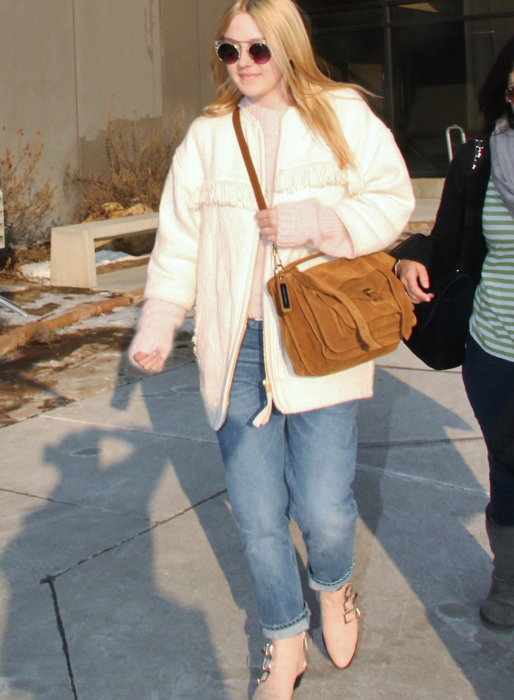 Det har inte varit någon höjdarvecka för systrarna Dakota och Elle Fanning. Här ser vi Dakota i världshistoriens fulaste jeans och tantstövlar. Det har inte varit någon höjdarvecka för systrarna Dakota och Elle Fanning. Här ser vi Dakota i världshistoriens fulaste jeans och tantstövlar.