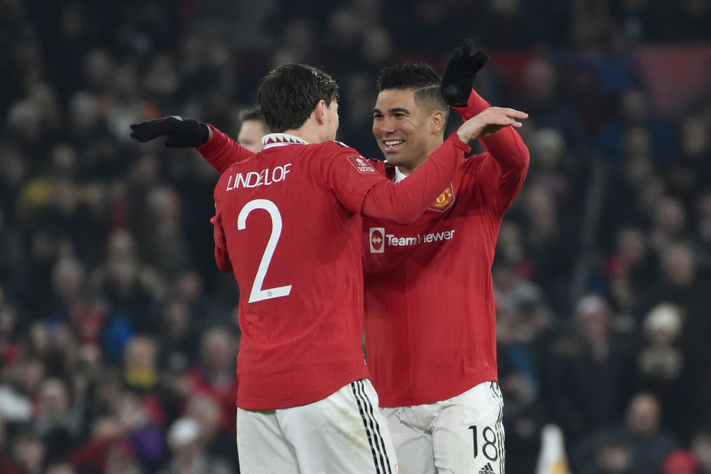 Manchester Uniteds Casemiro, höger, firar ett av sina mål tillsammans med Victor Nilsson Lindelöf.