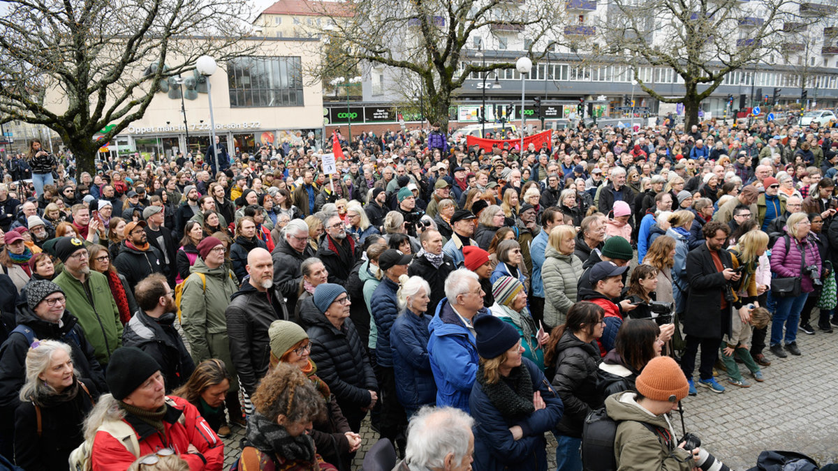 Över 2 000 personer samlades på torget i Gubbängen vid lunchtid på lördagen.