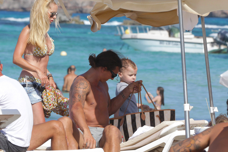 Zlatan, Helena och Maximillian packar ihop strandväskan. Zlatan, Helena och Maximillian packar ihop strandväskan.